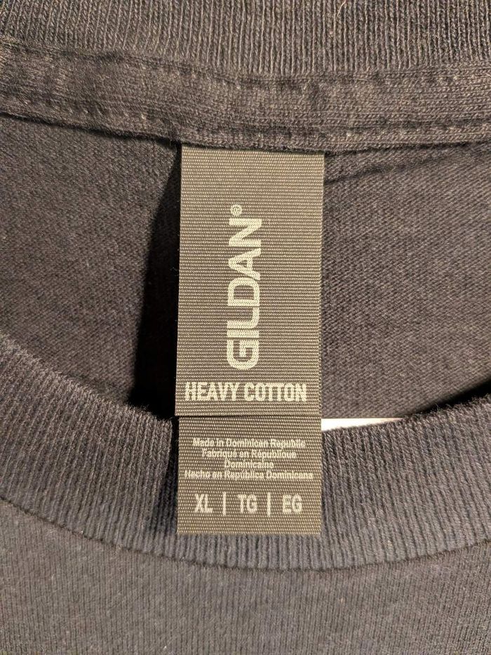 The neck label of the blank, reading Gildan Heavy Cotton, size XL.